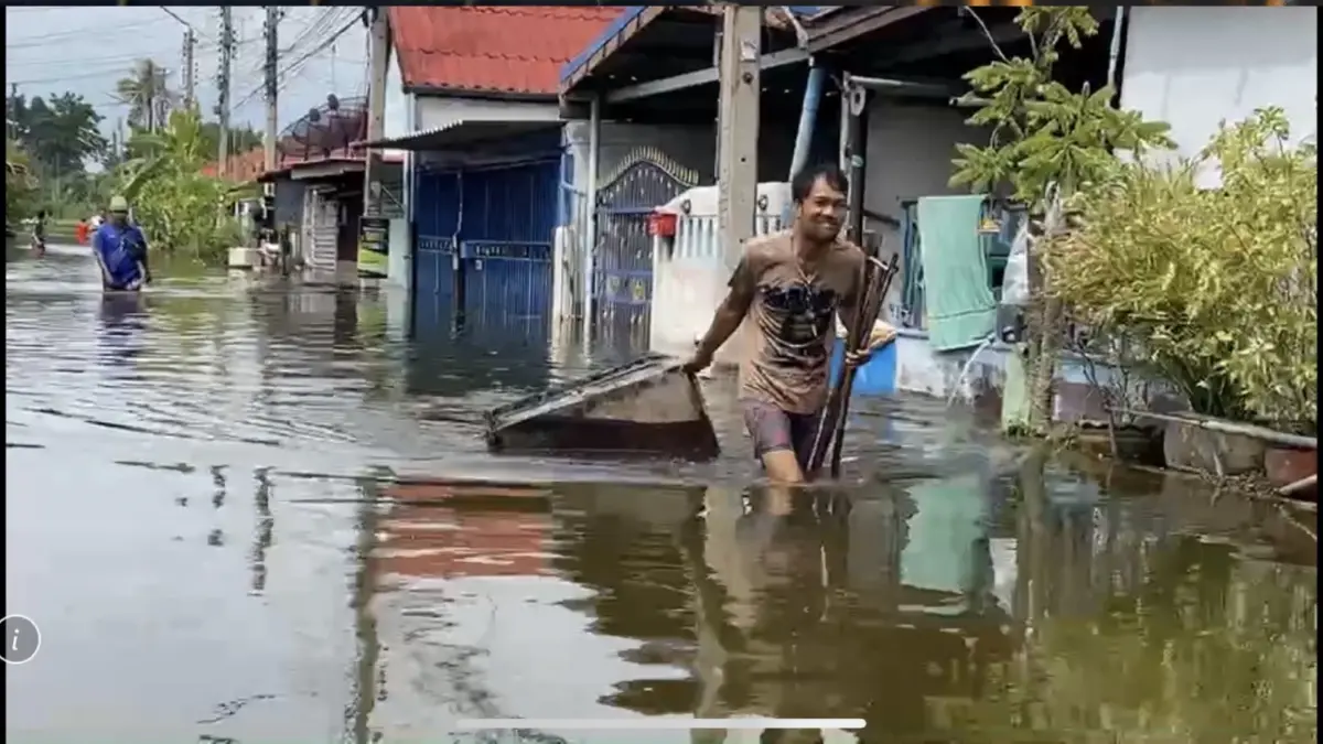 ชาวบ้านอ่างทองสุดทน สวดยับแก้ปัญหาน้ำท่วมไร้ประสิทธิภาพ หนักกว่าปี 54 ชาวบ้านอ่างทองสุดทน สวดยับแก้ปัญหาน้ำท่วมไร้ประสิทธิภาพ หนักกว่าปี 54