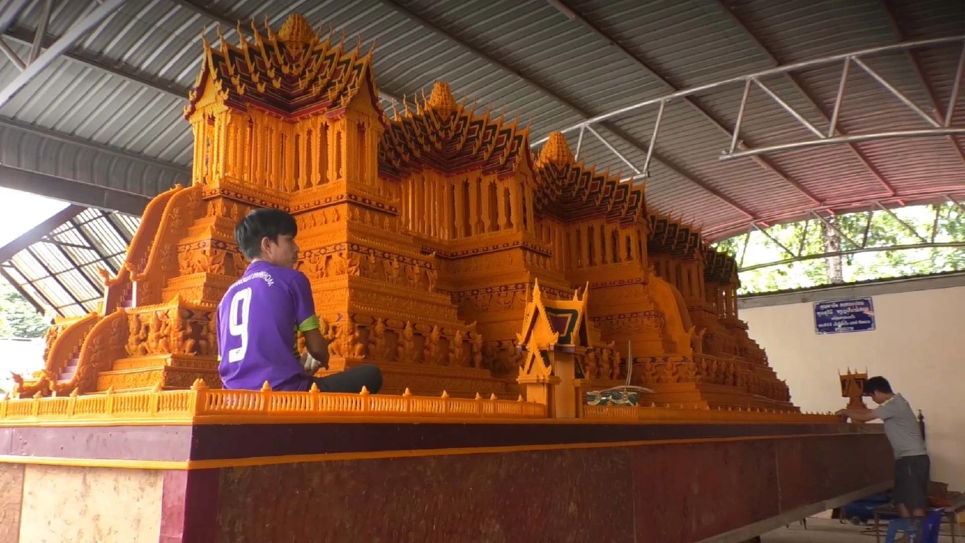 ช่างฝีมือรุ่นใหม่ร่วมใจอนุรักษ์ประเพณี สร้าง “ปราสาทผึ้ง” สุดอลังการ ช่างฝีมือรุ่นใหม่ร่วมใจอนุรักษ์ประเพณี สร้าง “ปราสาทผึ้ง” สุดอลังการ