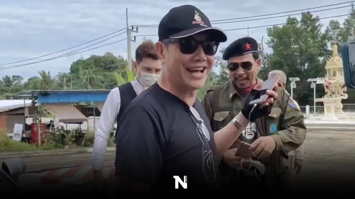 "ลุงศักดิ์" มอบตัวที่ สภ.อ่าวนาง คดี "แรมโบ้อีสาน" แจ้งหมิ่นประมาทฯ