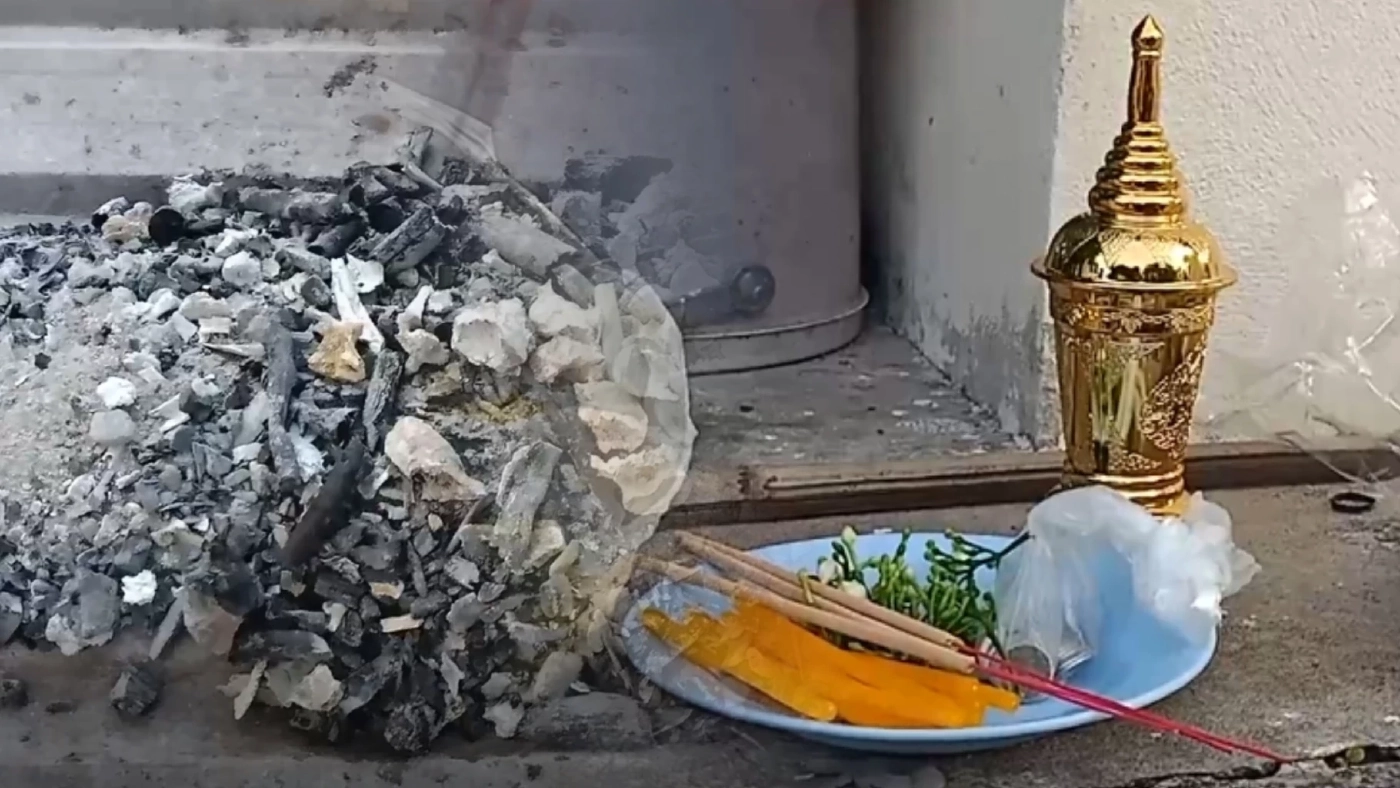 เก็บอัฐิ “มือกราดยิง” กลับบ้านเกิด แม่เผยไม่นำเถ้ากระดูกลอยอังคาร