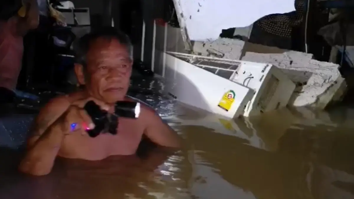 ระทึกน้ำทะลัก "เกาะเกร็ด" ซัดฝาบ้านระเบิด-พังถล่ม เจ้าของวิ่งหนีตายวุ่น