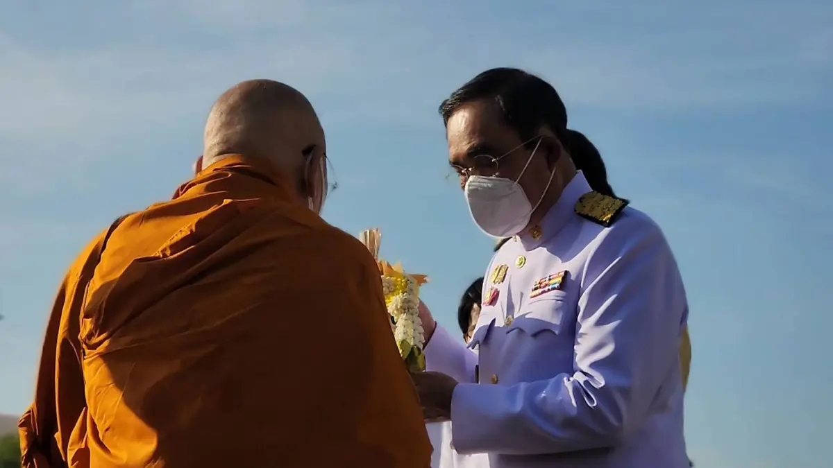 นายกฯ นำ ครม.- คู่สมรส ทำบุญถวายเป็นพระราชกุศล เนื่องในวันคล้ายวันสวรรคต ร.9