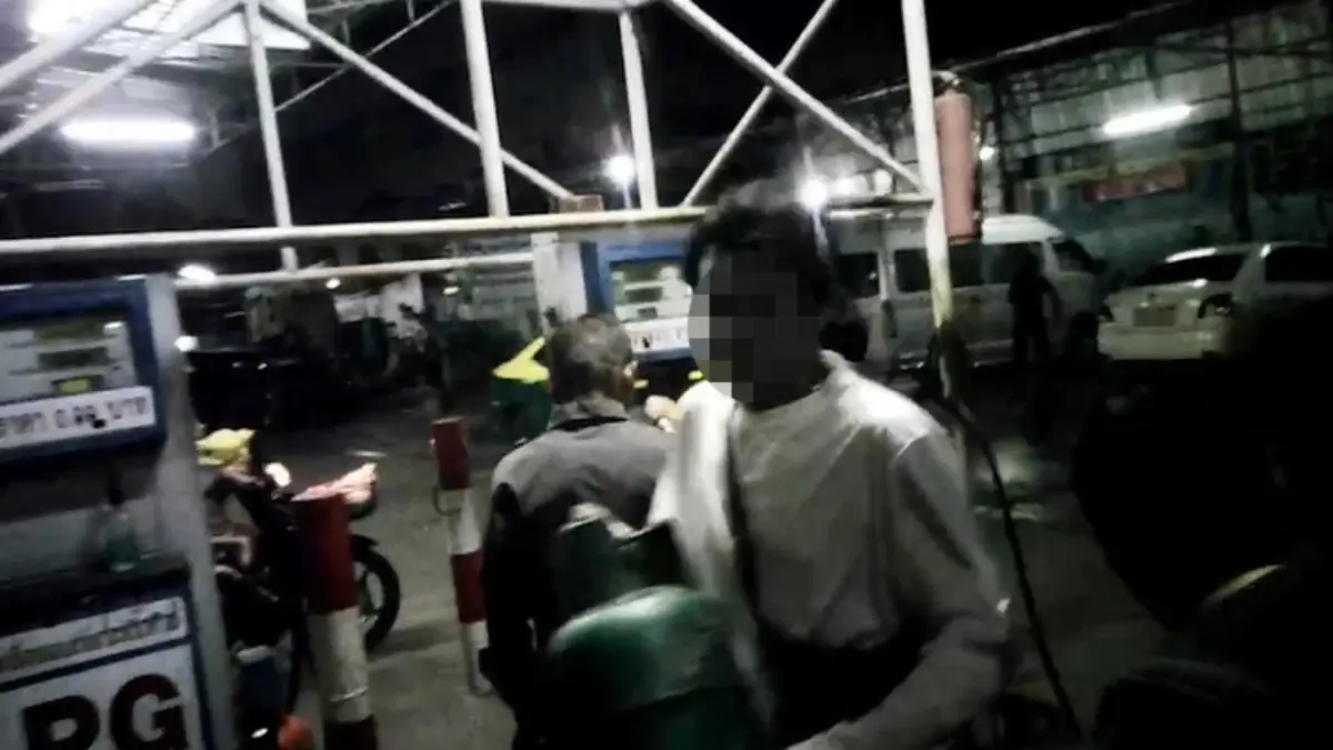 ผวาบึ้ม ชาวบ้านแห่แอบนำถังปิกนิกเติม LPG ที่ปั๊ม เหตุก๊าซแพง (มีคลิป) ผวาบึ้ม ชาวบ้านแห่แอบนำถังปิกนิกเติม LPG ที่ปั๊ม เหตุก๊าซแพง (มีคลิป)