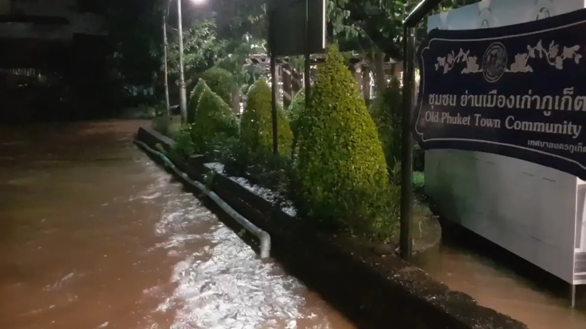 ภูเก็ต ยังอ่วม มวลน้ำเข้าท่วมย่านเศรษฐกิจระลอก 2 หลังฝนตกต่อเนื่อง 3 วัน