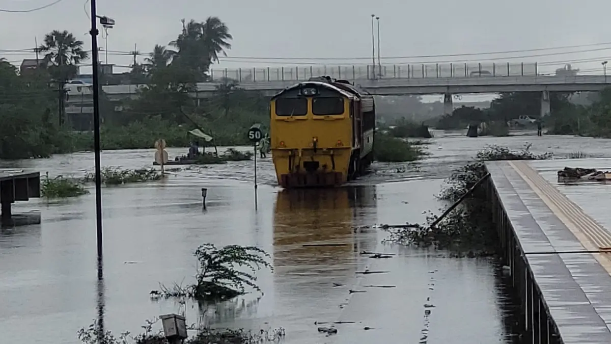 รฟท. แจ้งขบวนรถไฟสายใต้ล่าช้าหลายขบวน จากเหตุน้ำท่วมชะอำ