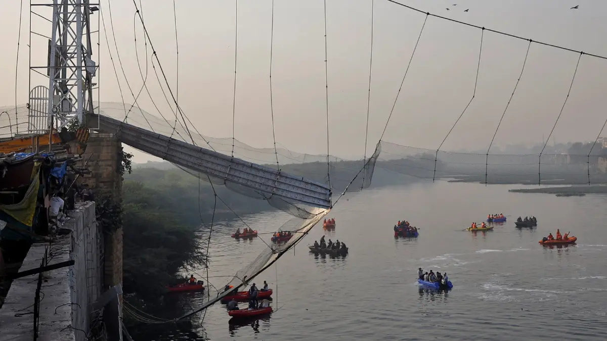 เปิดคลิปนาที "สะพานแขวนถล่ม" ในอินเดีย ชาวบ้านไต่เศษซากหนีอลหม่าน