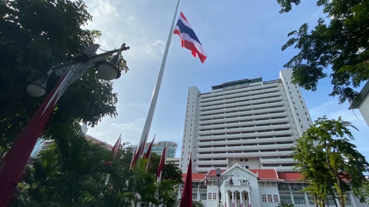 ตำรวจลดธงครึ่งเสา แสดงความอาลัย "โศกนาฎกรรม หนองบัวลำภู"