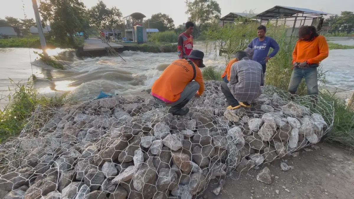 ระดมทหาร-เครื่องกลหนัก อุดถนนขาด ริมแม่น้ำน้อย ระดมทหาร-เครื่องกลหนัก อุดถนนขาด ริมแม่น้ำน้อย