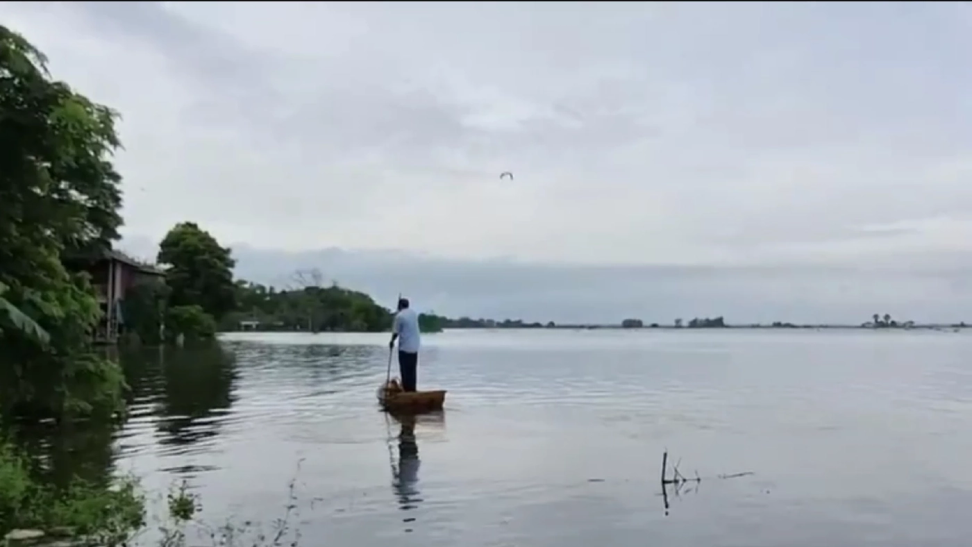 "อำเภอดอนพุด" อ่วม รับน้ำแทนคนกรุง เข้าท่วมทุ่งกว่า 8 หมื่นไร่ สูงกว่า 3 ม.