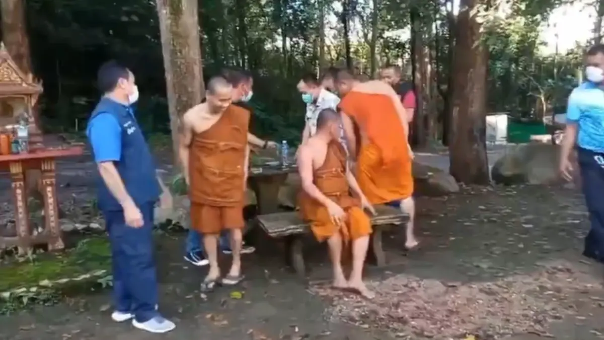 นอภ.แกลง บุกรวบ 5 พระเขมรจอมแสบ พี้ยา - บิณฑบาตรับแต่เงิน วิ่งหนีจีวรปลิว