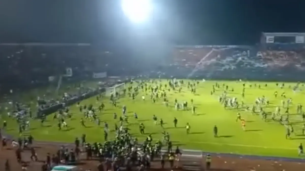 ตะลึง แฟนบอลอินโดฯถล่มกันดับกว่าร้อยชีวิต เหตุทีมเจ้าบ้านแพ้ (ชมคลิป) ตะลึง แฟนบอลอินโดฯถล่มกันดับกว่าร้อยชีวิต เหตุทีมเจ้าบ้านแพ้ (ชมคลิป)