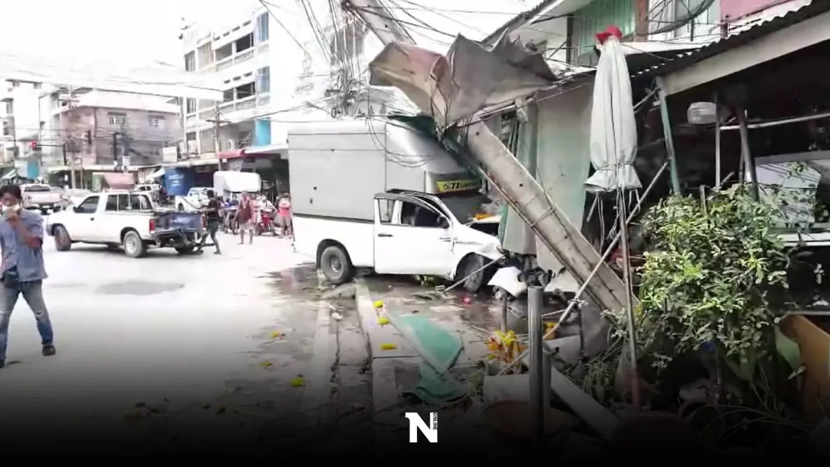 กระบะตู้ทึบหลับใน วิ่งฝ่าไฟแดง พุ่งชนร้านดอกไม้ พังยับ เจ็บ 3 ราย กระบะตู้ทึบหลับใน วิ่งฝ่าไฟแดง พุ่งชนร้านดอกไม้ พังยับ เจ็บ 3 ราย