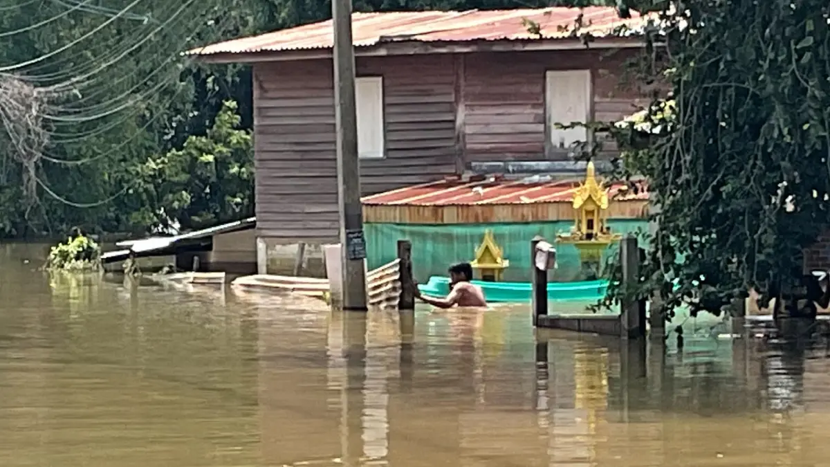 "อยุธยา" ท่วมหนัก 14 อำเภอ ท้ายตลาดเก่าท่าเรือท่วมเกือบถึงหลังคา