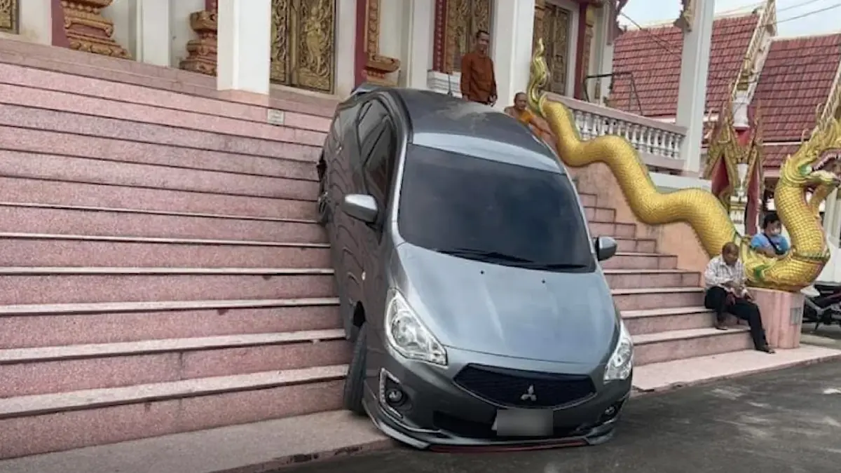 แวะห้องน้ำวัด “หนุ่มขับเก๋ง” พุ่งขึ้นโบสถ์ติดคาบันได พระช่วยวุ่น (ชมคลิป) แวะห้องน้ำวัด “หนุ่มขับเก๋ง” พุ่งขึ้นโบสถ์ติดคาบันได พระช่วยวุ่น (ชมคลิป)