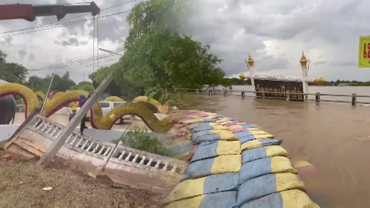 ระทึก กำแพง "วัดตาลเจ็ดช่อ" ริมเจ้าพระยาถล่ม ทำน้ำทะลัก เสาไฟแรงสูงล้ม