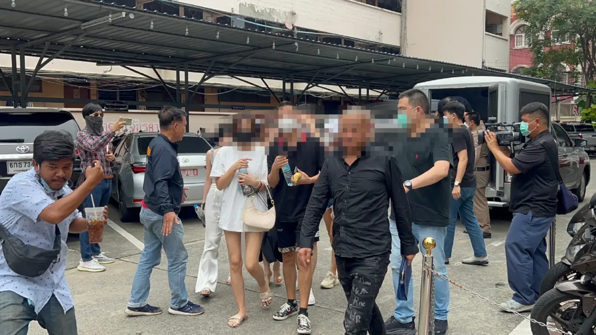 ไม่แผ่ว ตร.คุมนักเที่ยวผับจีนตรวจสารเสพติด ไม่สลดสูบบุหรี่ สาดน้ำใส่สื่อ ไม่แผ่ว ตร.คุมนักเที่ยวผับจีนตรวจสารเสพติด ไม่สลดสูบบุหรี่ สาดน้ำใส่สื่อ