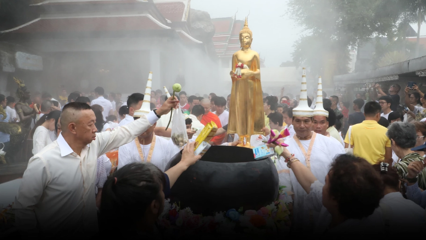 รู้จัก "ตักบาตรเทโว" ประเพณีสำคัญวันออกพรรษา