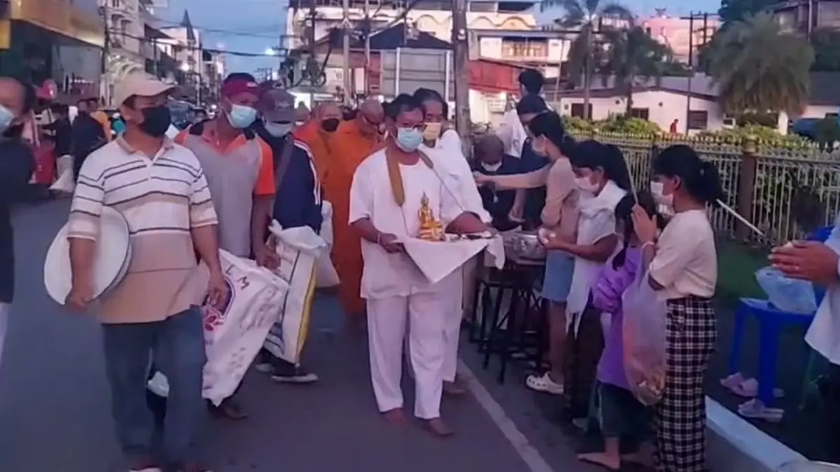 พุทธศาสนิกชน ไทย- เมียนมา อ.แม่สอด กว่า 3,000 คน ร่วมทำบุญตักบาตรเทโว