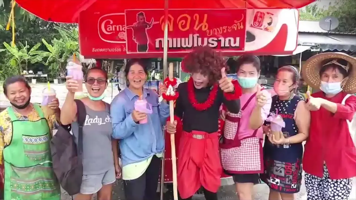 แต่งเงาะป่าโชว์ลีลาขายกาแฟโบราณ รสชาติถูกใจลูกค้าแห่อุดหนุนเพียบ