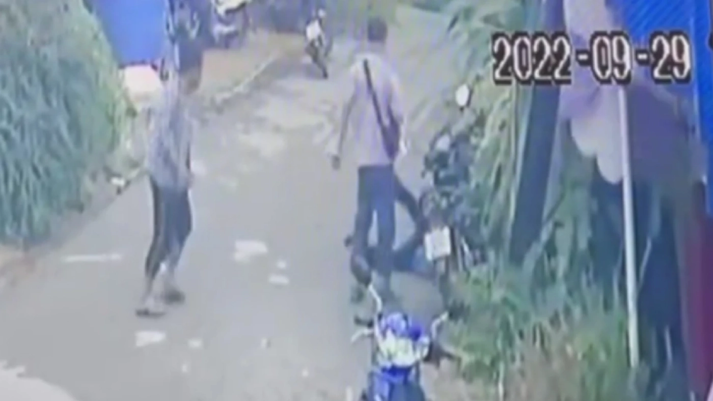 เปิดวงจรปิด นาทีจ่อยิงเพื่อนรัก เหตุหลอกให้ค้ำประกันจนถูกยึดบ้าน (มีคลิป) เปิดวงจรปิด นาทีจ่อยิงเพื่อนรัก เหตุหลอกให้ค้ำประกันจนถูกยึดบ้าน (มีคลิป)