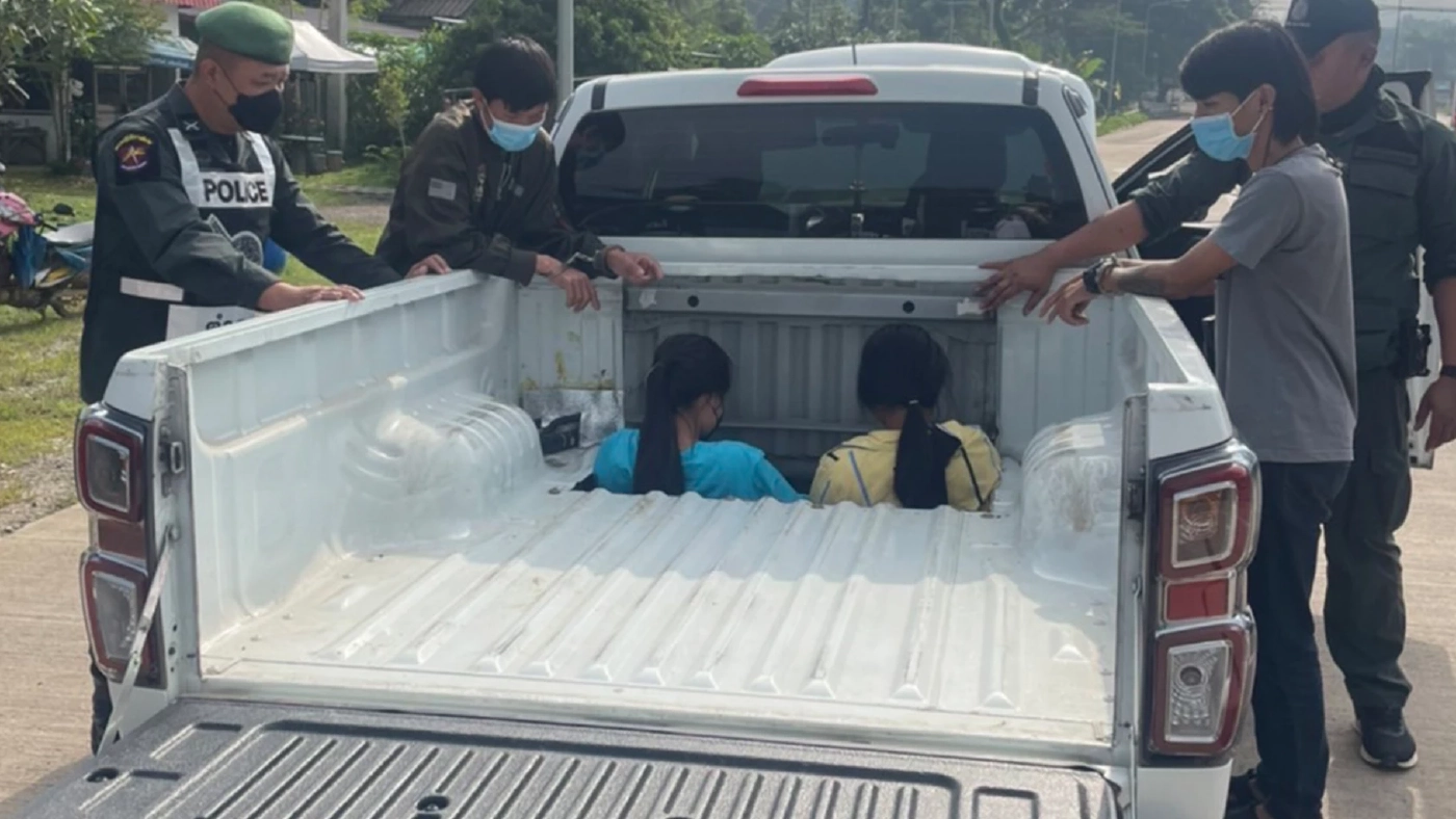 สุดเนียนแต่ไม่รอด ขนแรงงานต่างด้าวเถื่อน ซุกใต้ท้องรถกระบะดัดแปลง