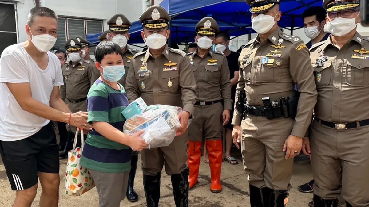 "บิ๊กเด่น"มอบถุงยังชีพ-กำลังใจ ตร.ภ.5 ประสบอุทกภัย