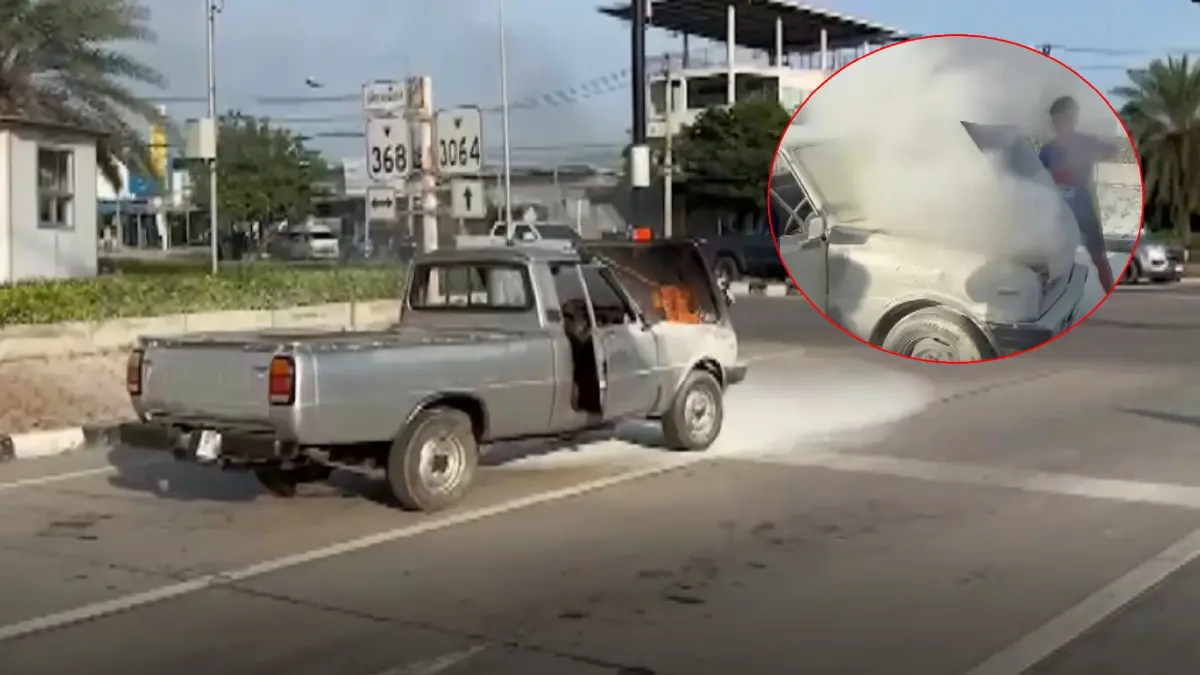 ไหม้กลางสี่แยก หนุ่มใหญ่ขับกระบะ ไฟลุกพรึบห้องเครื่อง เร่งช่วยดับวุ่น ไหม้กลางสี่แยก หนุ่มใหญ่ขับกระบะ ไฟลุกพรึบห้องเครื่อง เร่งช่วยดับวุ่น