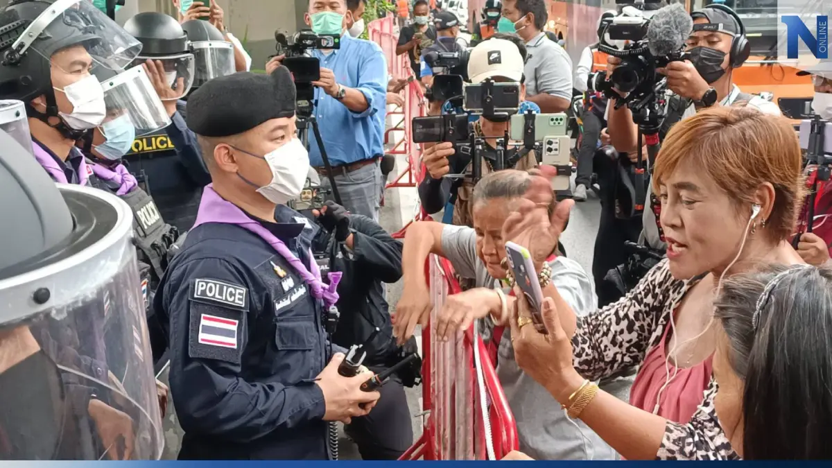"ทะลุฟ้า” บุก สตช. ประณามสลายม็อบ ตร. จัดจีโน่ ตรึงกำลัง คฝ. รับมือ "ทะลุฟ้า” บุก สตช. ประณามสลายม็อบ ตร. จัดจีโน่ ตรึงกำลัง คฝ. รับมือ