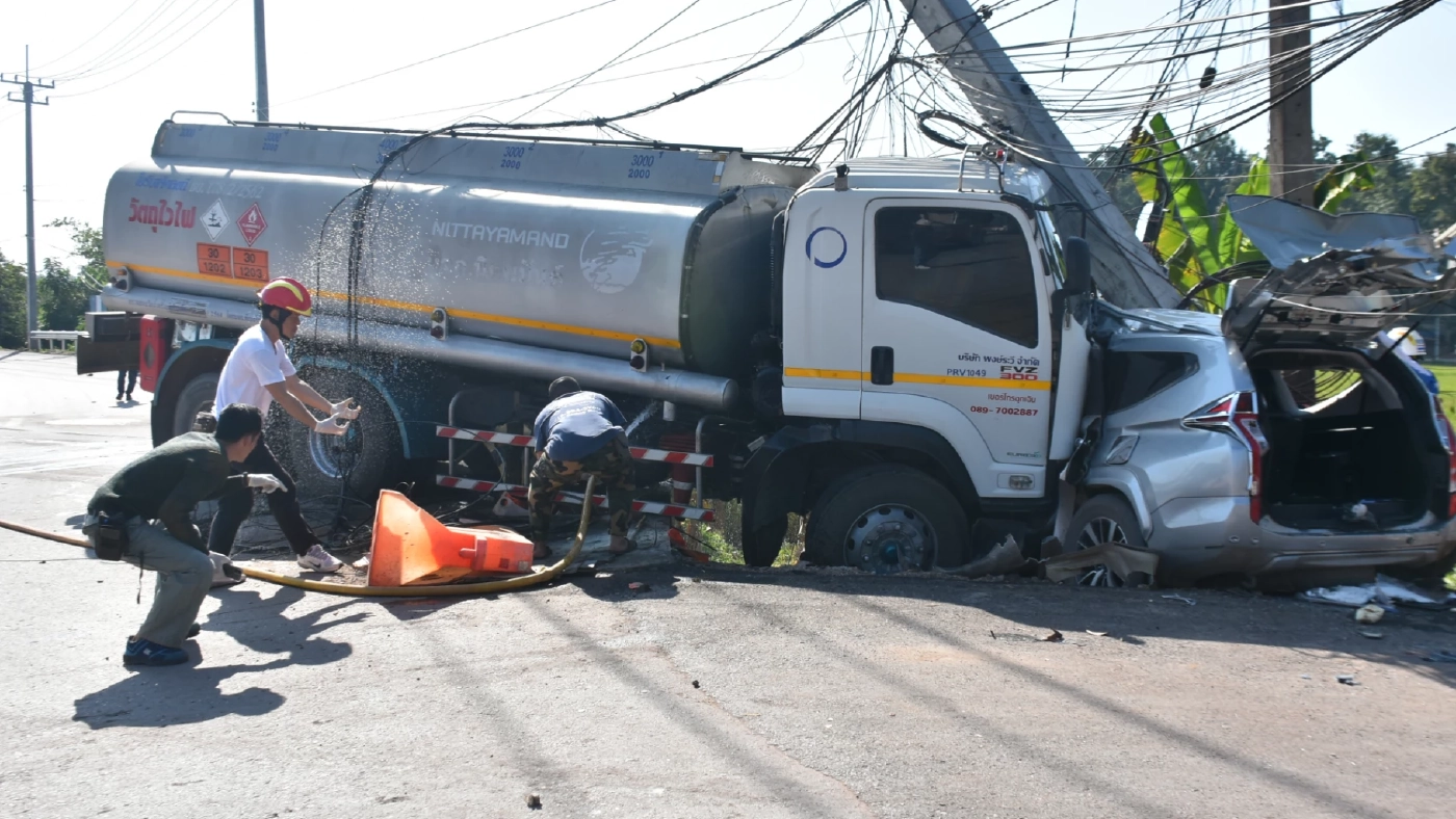 สยอง รถบรรทุกน้ำมัน ชนอัดก๊อปปี้รถไปงานบุญกับเสาไฟฟ้า เสียชีวิต 5 ราย
