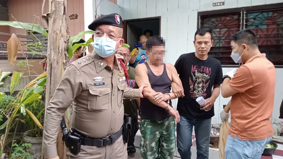 หนุ่มใหญ่หึงโหด ควงมีดฟันคอชายที่คิดเป็นชู้เมียดับ เมียห้ามโดนฟันสาหัส