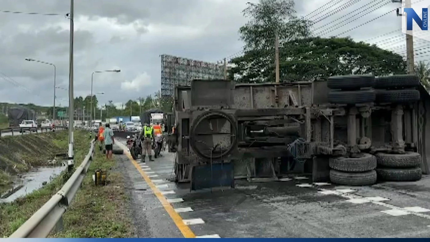 รถพ่วง 18 ล้อ พลิกคว่ำ! เทกระจาดแร่หินเกลื่อนถนนมิตรภาพ รถติดยาว 5 กม. รถพ่วง 18 ล้อ พลิกคว่ำ! เทกระจาดแร่หินเกลื่อนถนนมิตรภาพ รถติดยาว 5 กม.