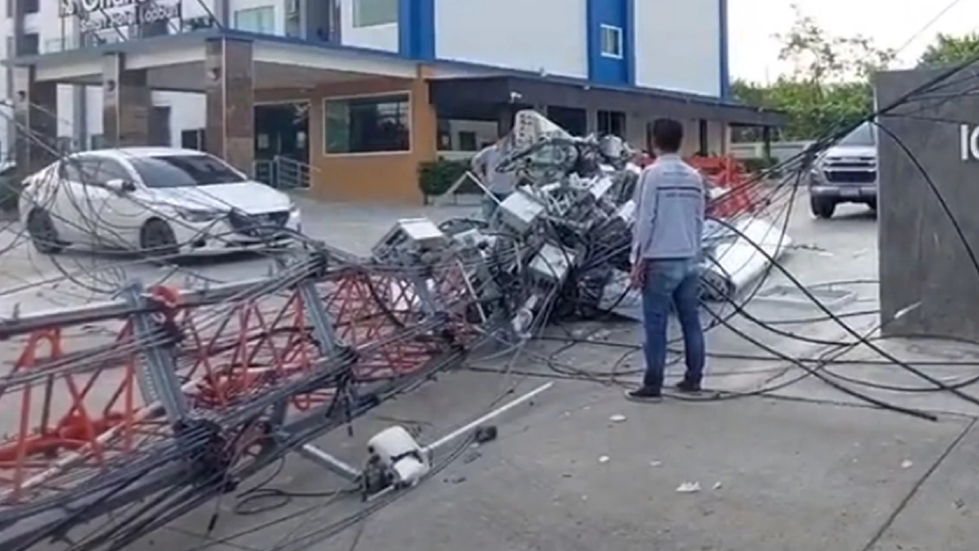 ป่วนทั้งอำเภอ โจรแสบ ขโมยถอดน็อตและสายสลิงยึดเสาส่งสัญญาณทรูมูฟ จนหักโค่น