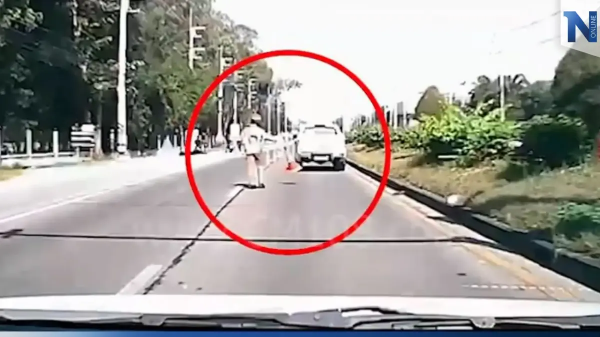 แชร์ว่อน! คลิปคล้าย ตร.จราจร โยนกรวยหยุดรถ ทำรถเบรกกะทันหัน ชนท้ายสนั่น