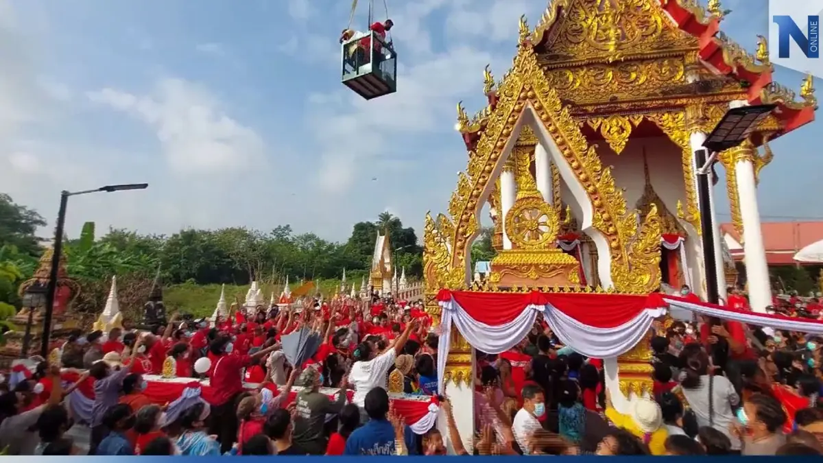 วัดแทบแตก! สาวถูกรางวัลที่ 1 บวชลูกชาย โปรยทาน เงิน 1 แสน ทอง 10 เส้น วัดแทบแตก! สาวถูกรางวัลที่ 1 บวชลูกชาย โปรยทาน เงิน 1 แสน ทอง 10 เส้น