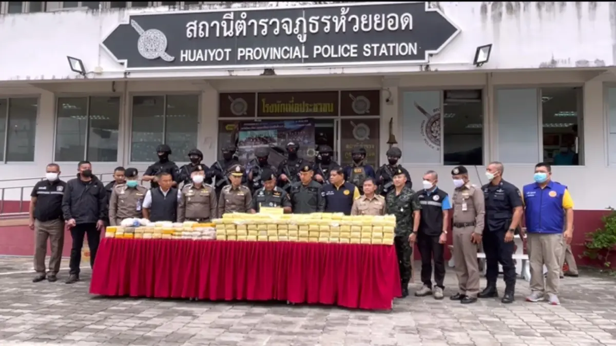 ตร.ตรัง โชว์จับยาบ้าบิ๊กล็อตเกือบ 2 ล.เม็ด แก๊งขนยาสุดแสบมีรถนำแจ้งหนี จนท.