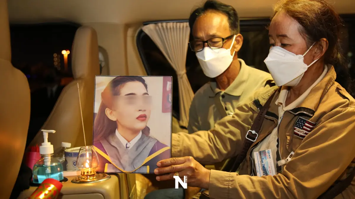 ยังทำใจไม่ได้! พ่อรับร่าง "ครูแบมแบม" เหยื่อโศกนาฏกรรม"อิแทวอน" (คลิป)