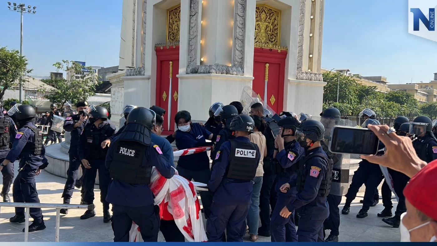 อนุสาวรีย์ ปชต. วุ่น! คฝ.ยึดป้ายผ้าม็อบต้านเอเปค ตะโกน "จับเลย จับเลย" (คลิป)