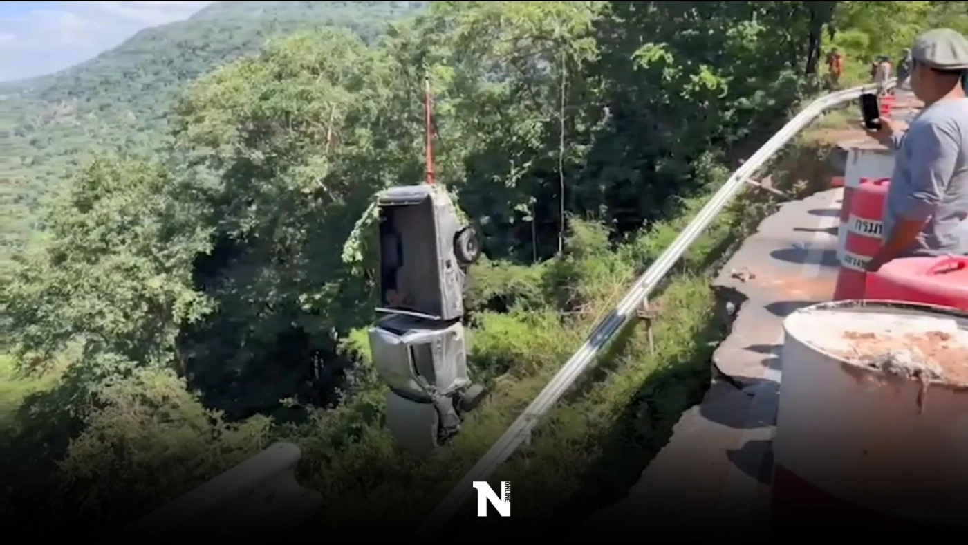 กระบะเบรกแตกพุ่งตกเขา "ผาเกิ้ง" คนขับรอดตายปาฏิหาริย์ กระบะเบรกแตกพุ่งตกเขา "ผาเกิ้ง" คนขับรอดตายปาฏิหาริย์