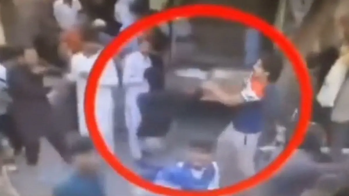 แห่แชร์คลิปฮีโร่ที่ช่วยจับมือปืนที่ยิง 'อิมราน ข่าน' (คลิป) แห่แชร์คลิปฮีโร่ที่ช่วยจับมือปืนที่ยิง 'อิมราน ข่าน' (คลิป)