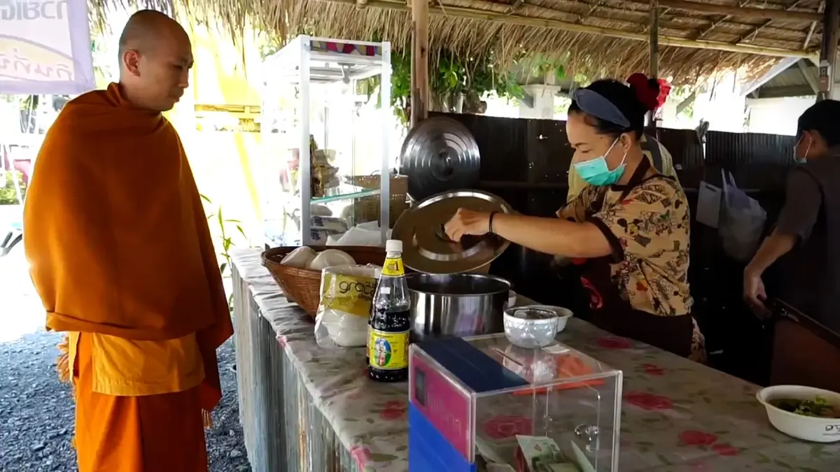 อิ่มท้องแถมได้บุญ ก๋วยเตี๋ยว 19 บาท ต่อบุญซื้อที่ถวายวัด