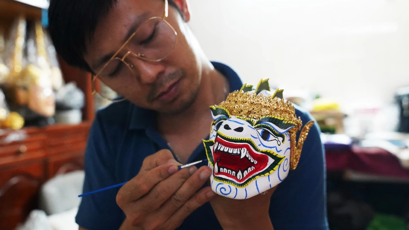 ศิลปินชาวกัมพูชาทำหัวโขนจำลองอวดผู้นำอาเซียน