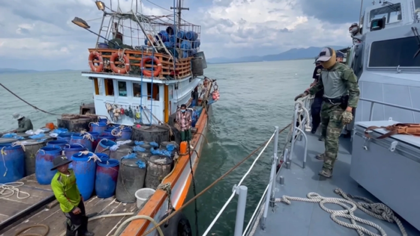 ศรชล.จับหนุ่มนำยาบ้าลงเรือ ขายชาวประมงอันดามัน คนร้ายไหวตัวทิ้งของลงทะเล