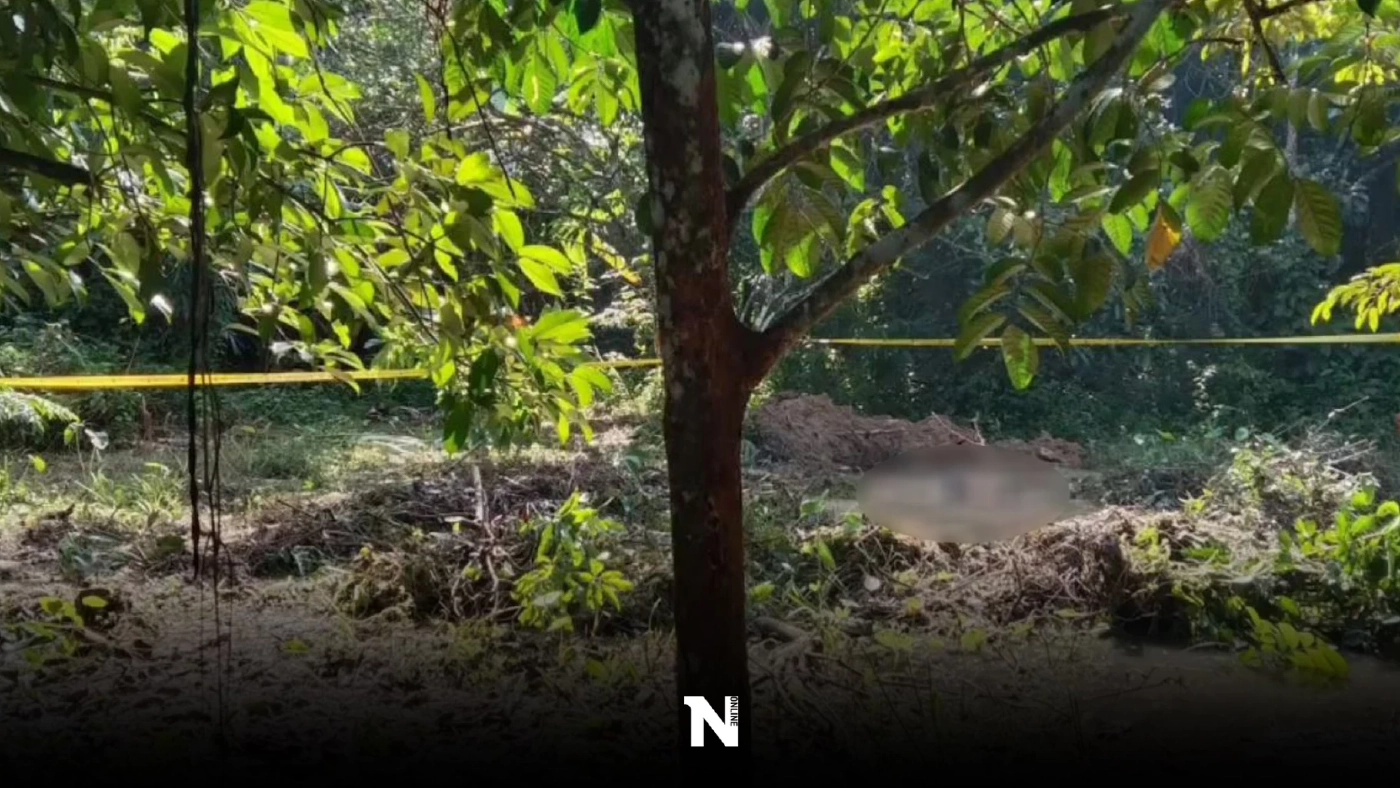 ผัวโหด! ฆ่าเมียฝังดิน ลูกชายพบพิรุธ นำแบคโฮมาขุด เจอแม่เป็นศพหมกสวน