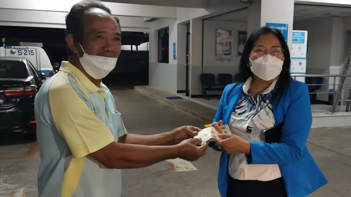 คุณลุงคนดีหอบเงินแสนจ่ายคืนธนาคาร หลังพนักงานแบงก์จ่ายเกิน คุณลุงคนดีหอบเงินแสนจ่ายคืนธนาคาร หลังพนักงานแบงก์จ่ายเกิน