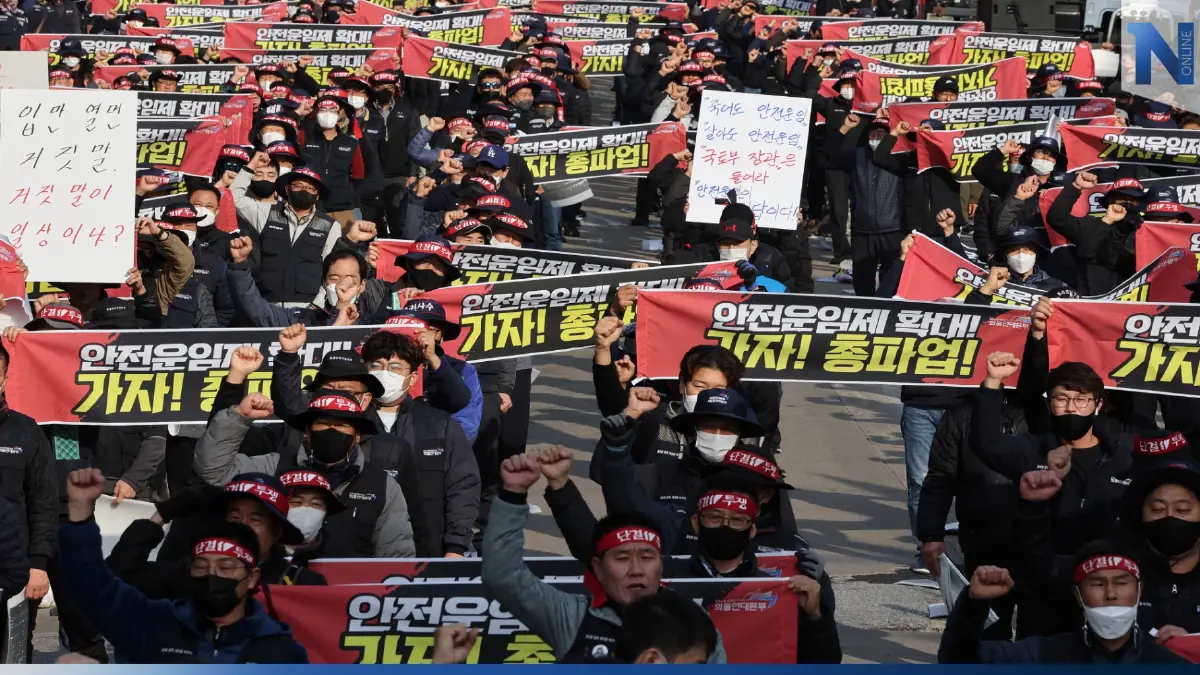 เกาหลีใต้เล็งบังคับให้คนขับรถบรรทุกยุติการสไตรก์ เกาหลีใต้เล็งบังคับให้คนขับรถบรรทุกยุติการสไตรก์