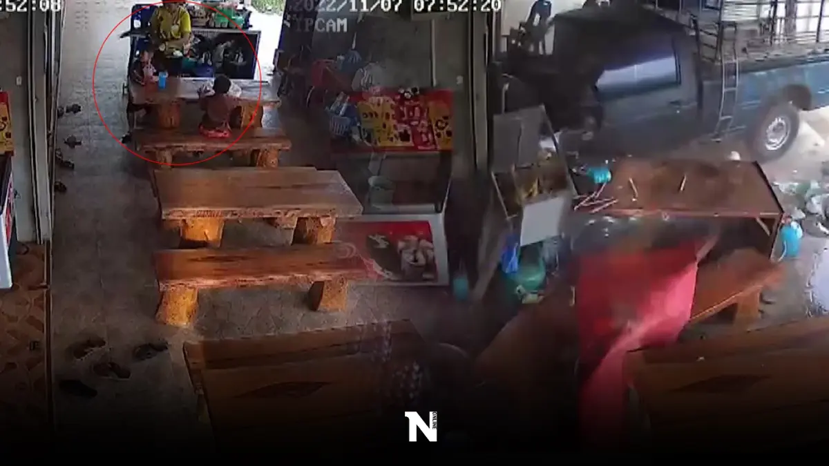 กระบะตีนผีเหินข้ามเลน พุ่งชนร้านค้าข้างทางพังยับ เด็ก 4 ขวบ ดับสลด (มีคลิป)