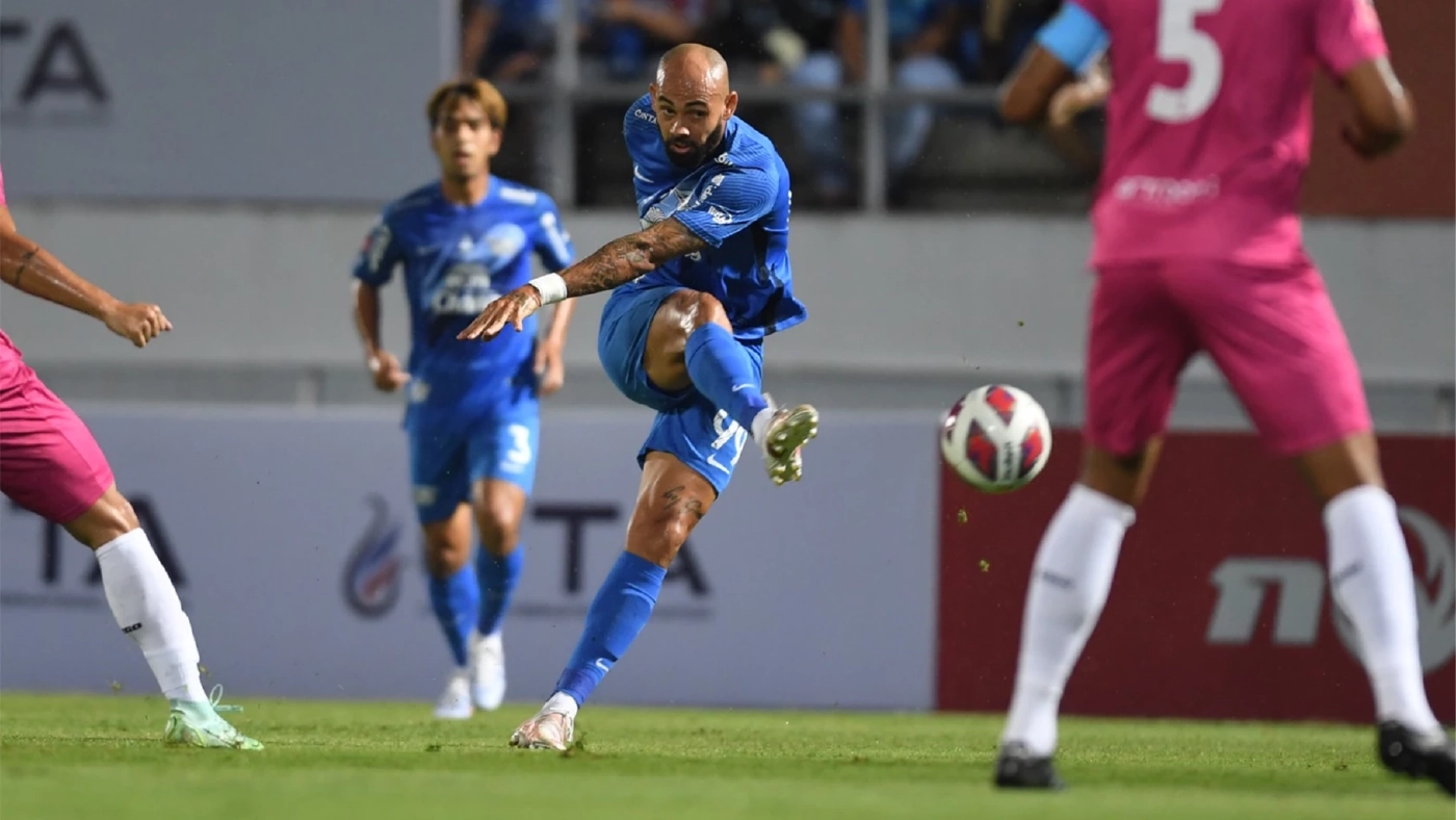 ชลบุรีถล่มลำปาง 4-0 ขยับขึ้นรองจ่าฝูงไทยลีก