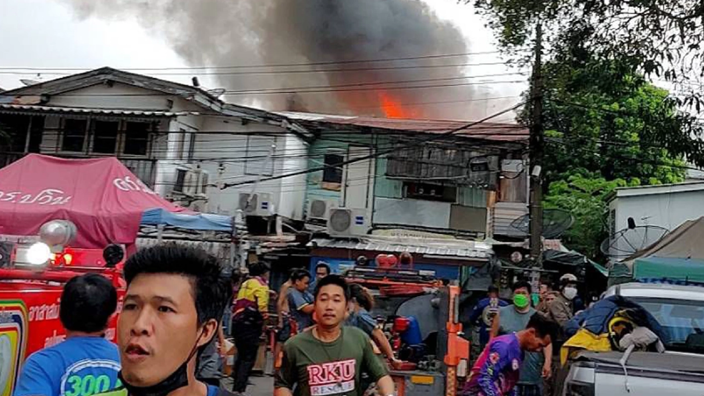 ลุงรปภ.บางคอแหลม เศร้า “บ้าน - ของสะสม” วอดในกองเพลิง