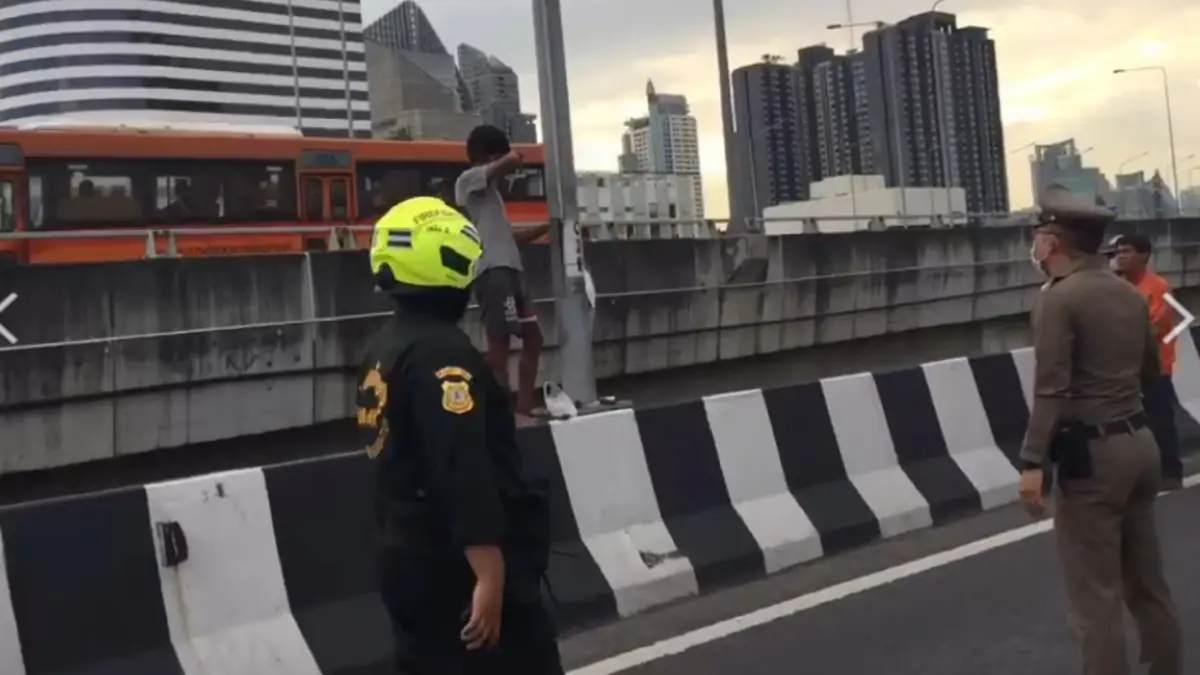 “สารวัตรฮีโร่” กล่อมหนุ่มเมียนมาเครียดตกงาน พยายามโดดสะพาน (มีคลิป) “สารวัตรฮีโร่” กล่อมหนุ่มเมียนมาเครียดตกงาน พยายามโดดสะพาน (มีคลิป)