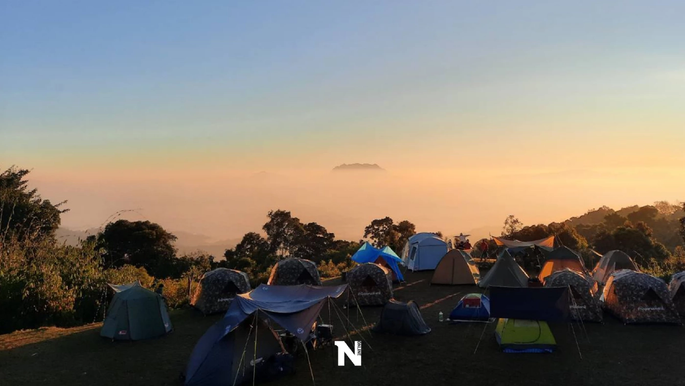 นักท่องเที่ยวแห่ขึ้นดอย ชมแสงแรกวันใหม่ เหมยขาบ ทะเลหมอก (คลิป)